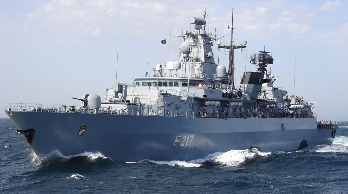 德國巡防艦「巴伐利亞號」接棒前進南海，2日自威廉港海軍基地出發，預計12月中旬穿越南海。 圖：翻攝自康坎鮑爾推特