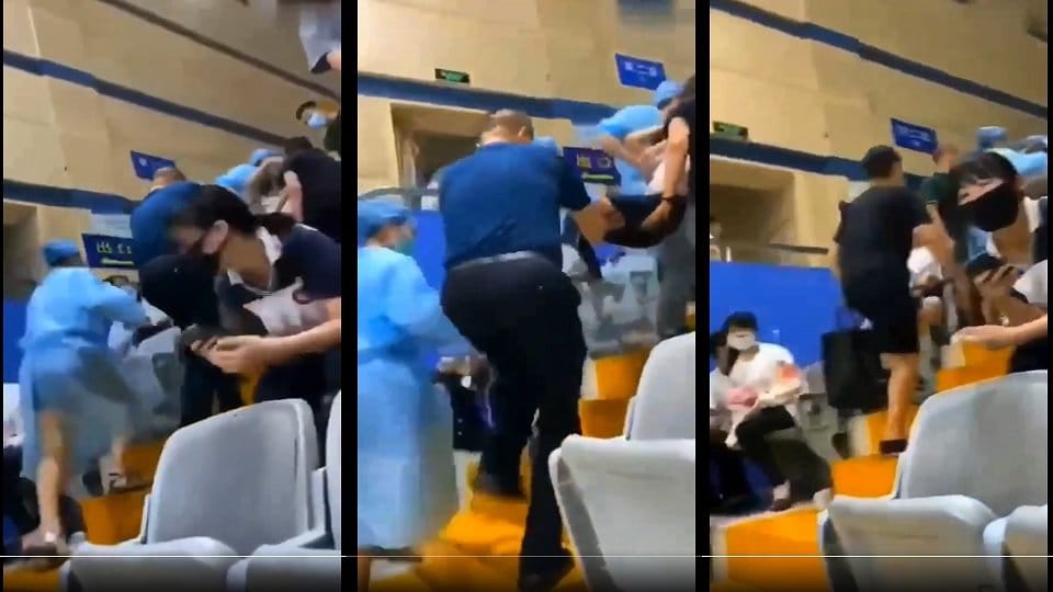 網路影片顯示，有中國學生接種中國疫苗後當場冒冷汗抽搐，被醫護人員抬離現場。 圖：翻攝推特