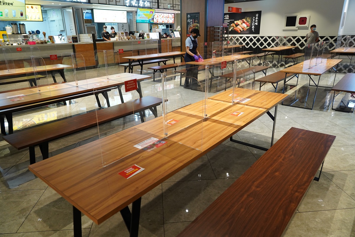 雙北市今日起開放餐飲內用，賣場美食街也同步解封。 圖：新北市經發局/提供