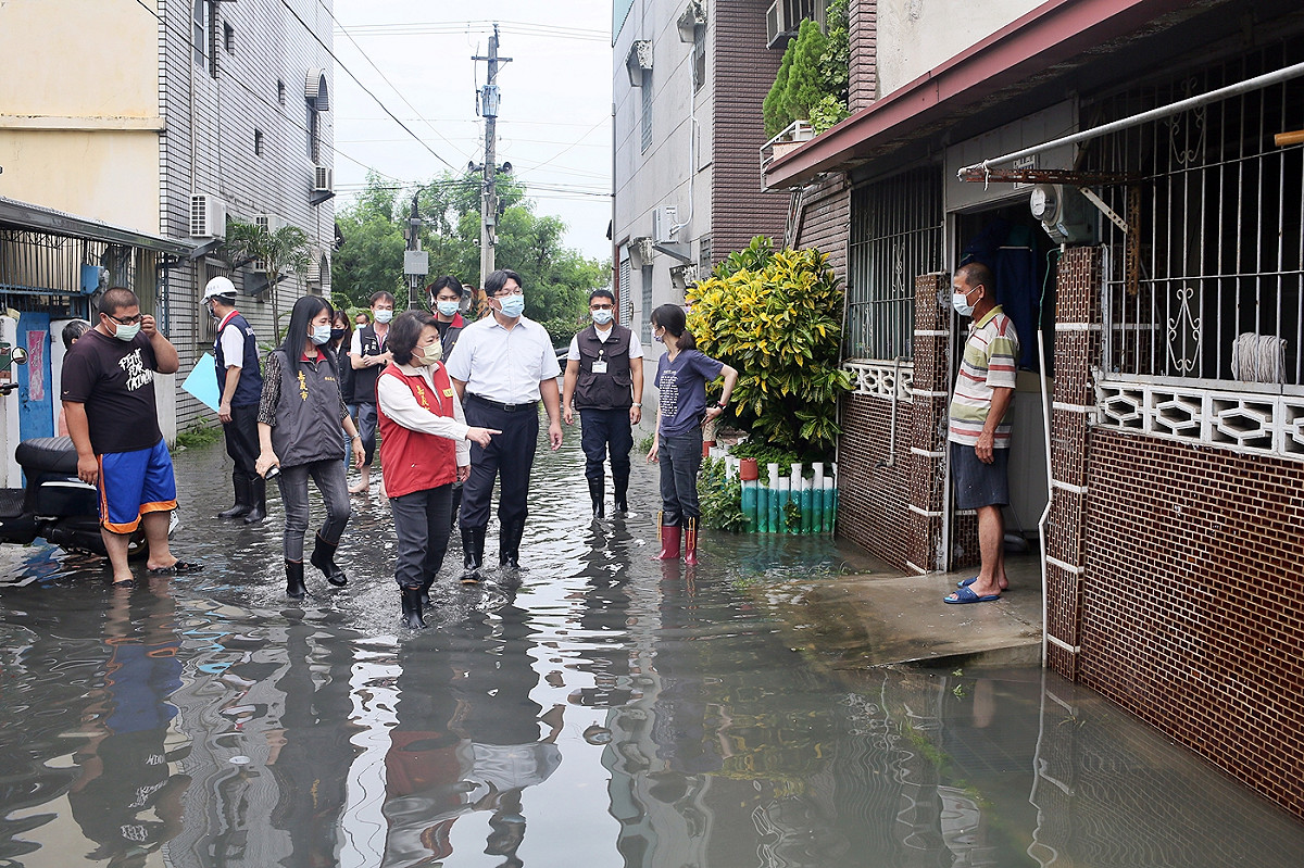 嘉義市長黃敏惠昨天到低窪地區關心民眾。 圖：嘉義市政府/提供