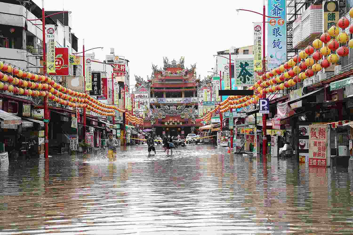 強降雨造成嘉義縣新港奉天宮前昨天汪洋一片。 圖：嘉義縣政府/提供