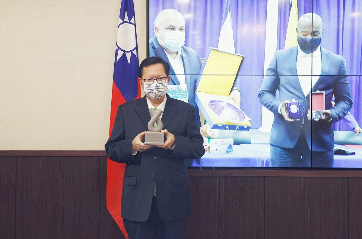桃園市長鄭文燦與美國紐華克市長拉斯．巴拉卡(Ras J. Baraka)共同舉辦線上姊妹城市交流協定簽約典禮。 圖：桃園市政府秘書處/提供