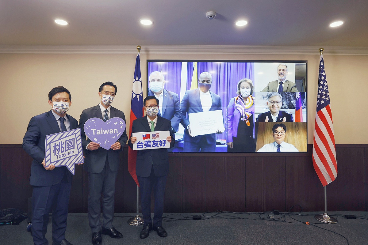 桃園市與紐政府出席人員秘書處長顏子傑(左起)、外交部北美司司長徐佑典及紐澤西台灣商會第一副會長鄭吉成共同見證。 圖：桃園市政府秘書處/提供