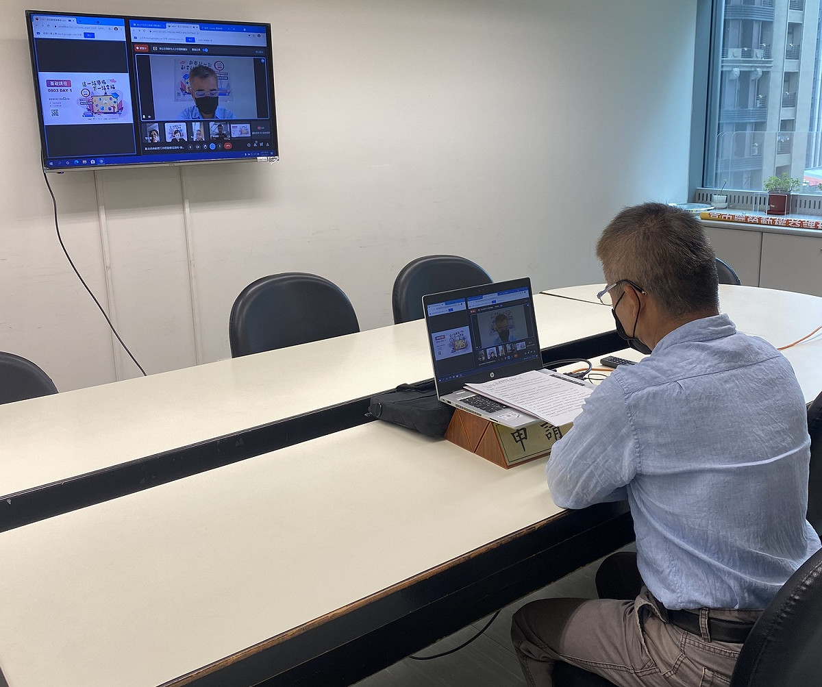 吳仁煜表示，疫情讓學校停課，但老師們仍能運用科技載具，將紙本內容轉為線上授課，不耽誤同學的學業進度。 圖：新北市勞工局提供