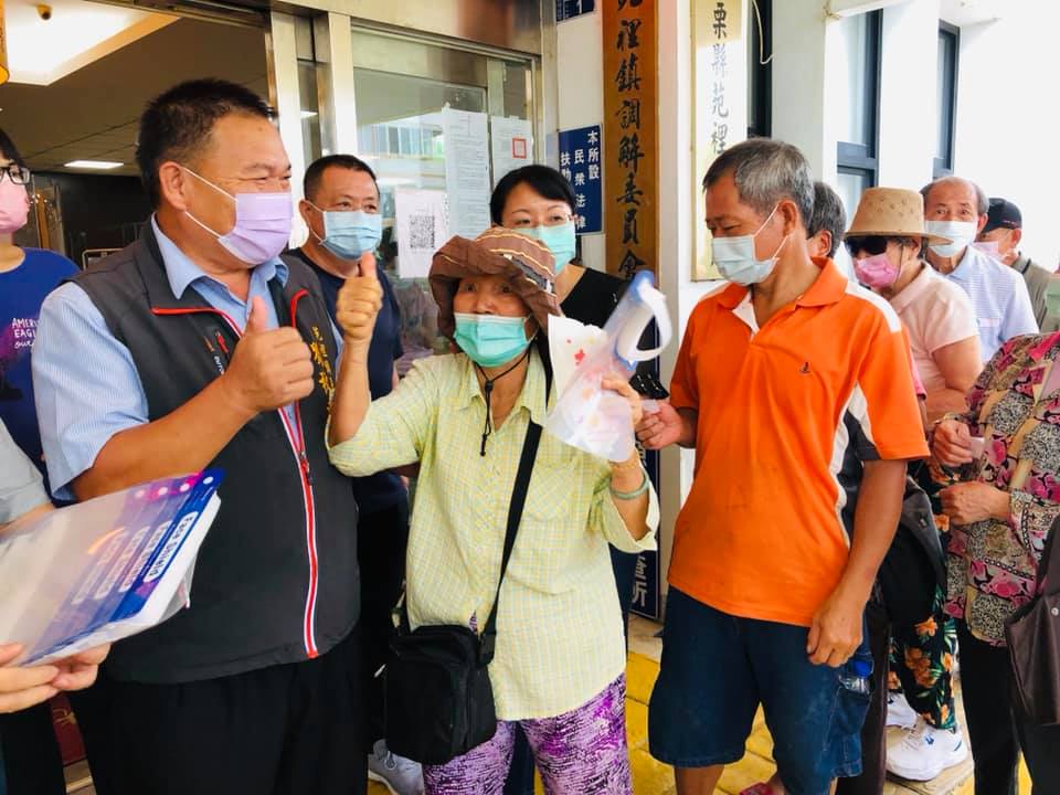 慶祝家鄉子弟潘政琮拿到高爾夫球奧運銅牌 ，苑裡鎮長今天發放雞排，民眾拿到雞排開心比讚。 圖/取自苑裡鎮長劉秋東臉書
