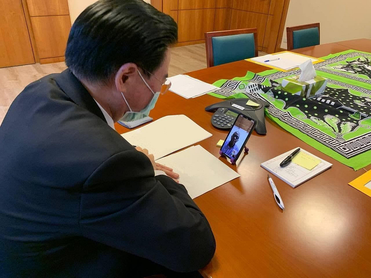 外交部長吳釗燮與聖露西亞新任總理皮耶（Philip J. Pierre）視訊通聯。 圖：外交部提供