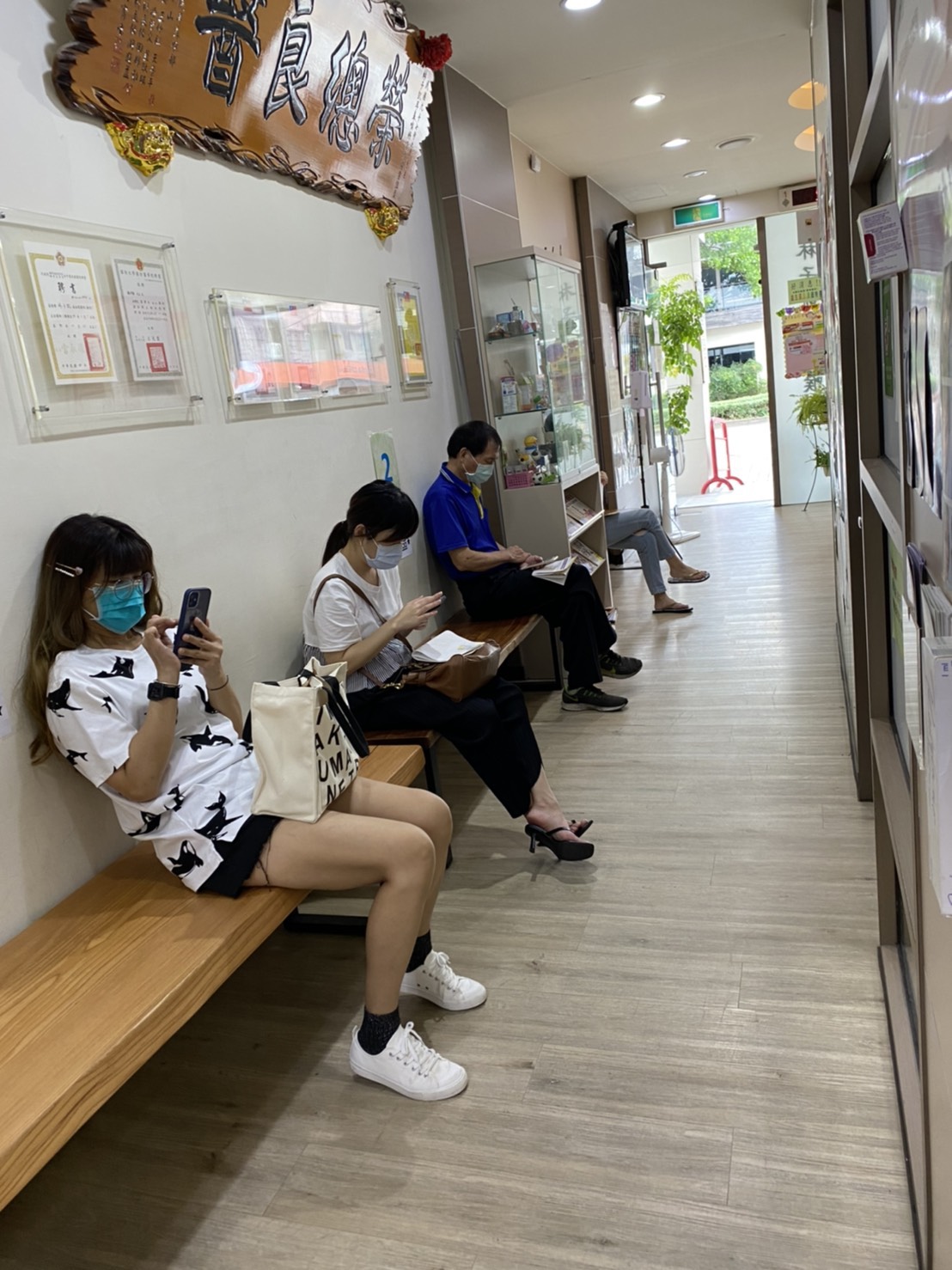 診所內的等候區都有安全社交距離。 唐復年/攝