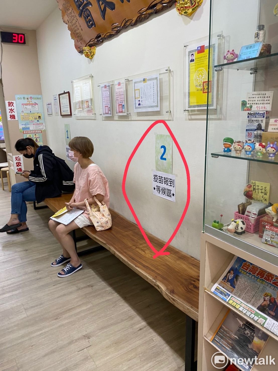 診所內各項指引說明很清楚，讓施打疫苗作業更加順暢。 唐復年/攝