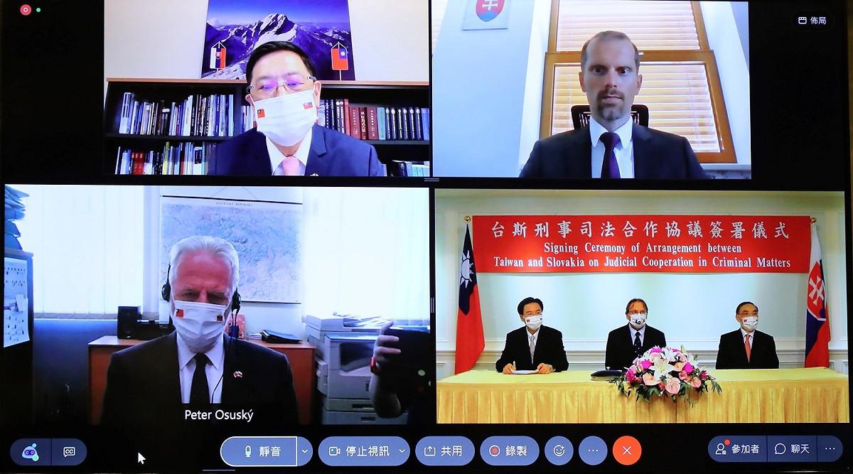 台斯刑事司法合作協議視訊簽署與觀禮。右下(左至右)：外交部長吳釗燮、斯國經濟文化辦事處博塔文代表、法務部長蔡清祥。左下：斯國友台小組主席暨外委會副主席Dr._Peter_Osuský。左上：駐斯洛伐克代表處李南陽代表。右上：斯國司法部國際法司總司長Dr._Michal_Kotlárik。 圖：外交部提供