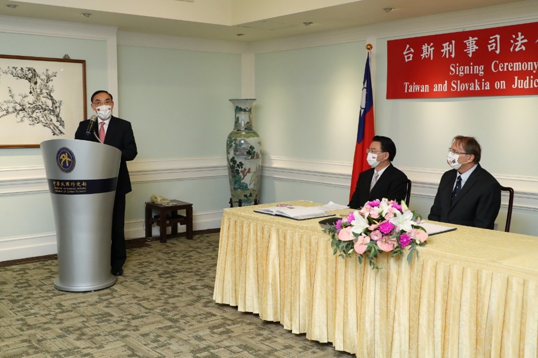 法務部蔡部長(左一)於簽署儀式致詞。 圖：外交部提供