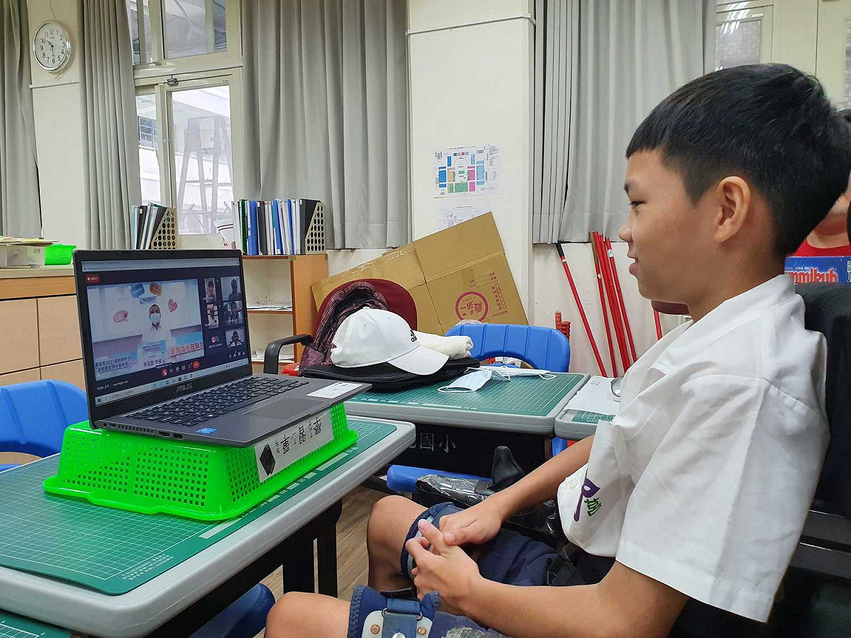 總統教育獎得主莒光國小塗煜鈞與侯友宜視訊照。 圖：新北市教育局提供