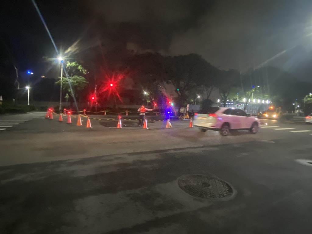 高雄市區近日疑受連日大雨影響，導致凱旋夜市的前面道路出現大天坑。 圖：高市工務局提供