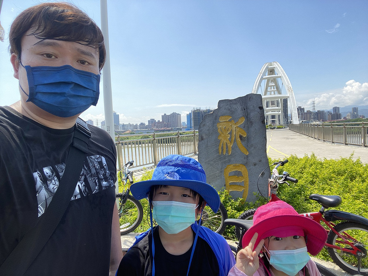相約來新月橋騎車。 圖：新北市水利局提供