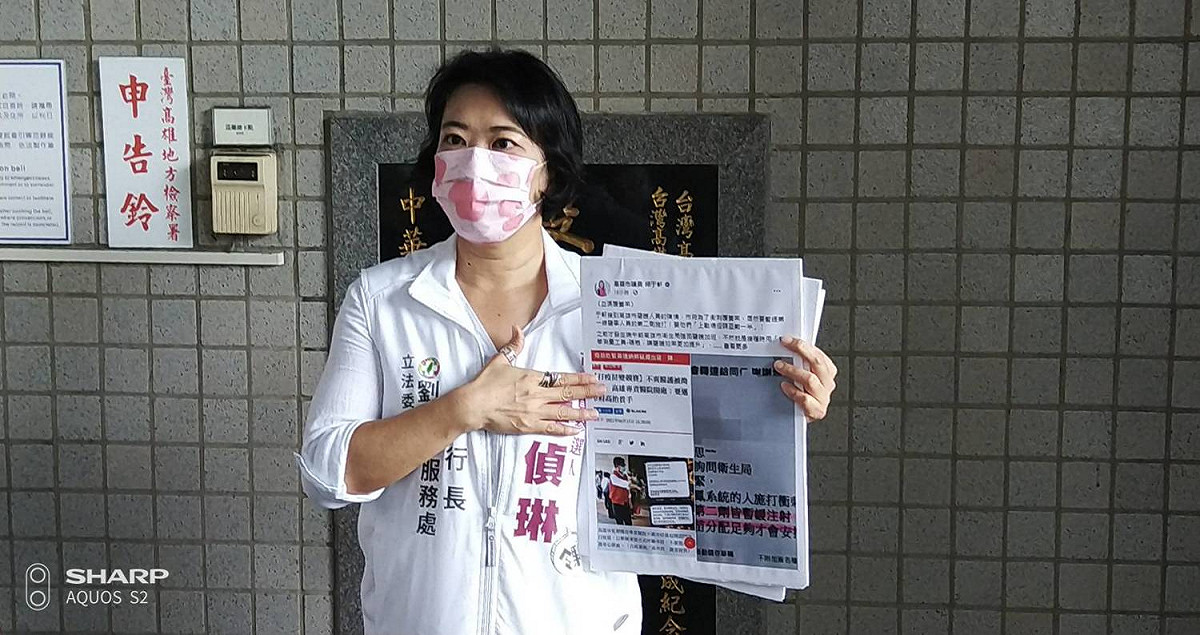 黃偵琳準備相關資料提告邱于軒。 圖:孫家銘攝