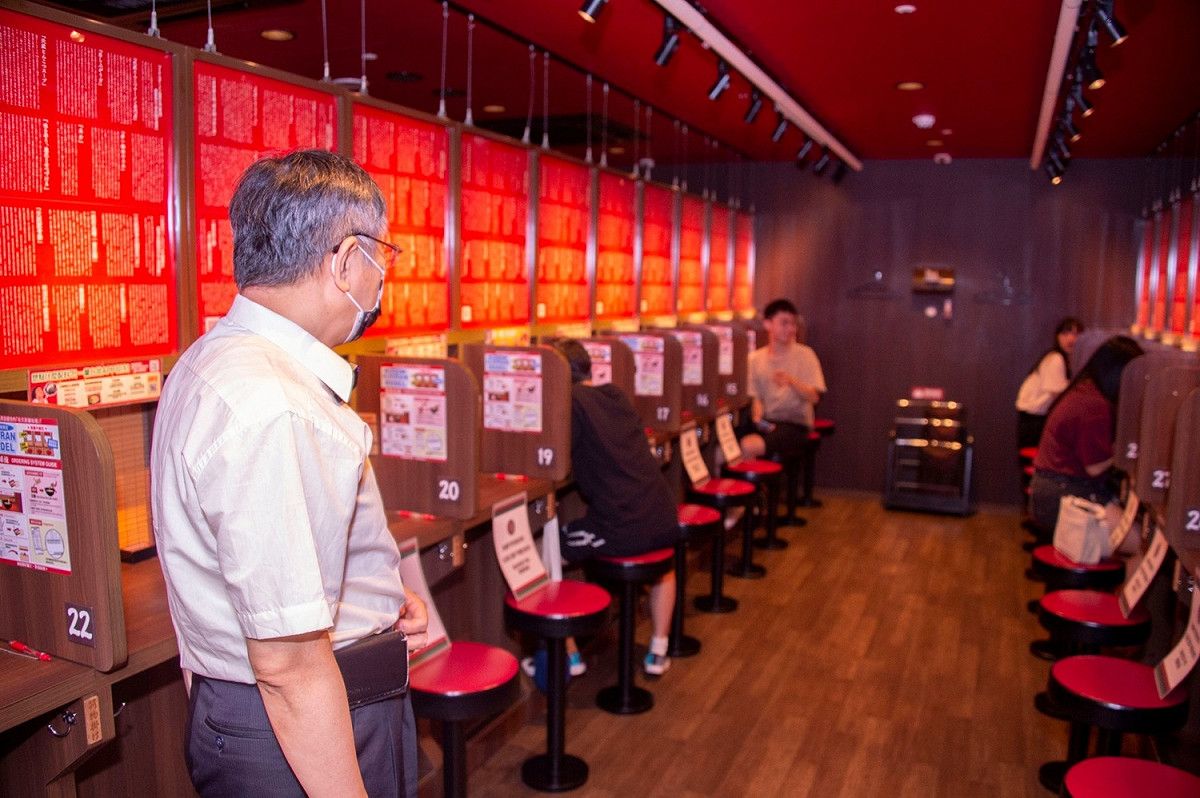台北市長柯文哲視察百貨美食街防疫狀況。 圖：台北市政府 / 提供