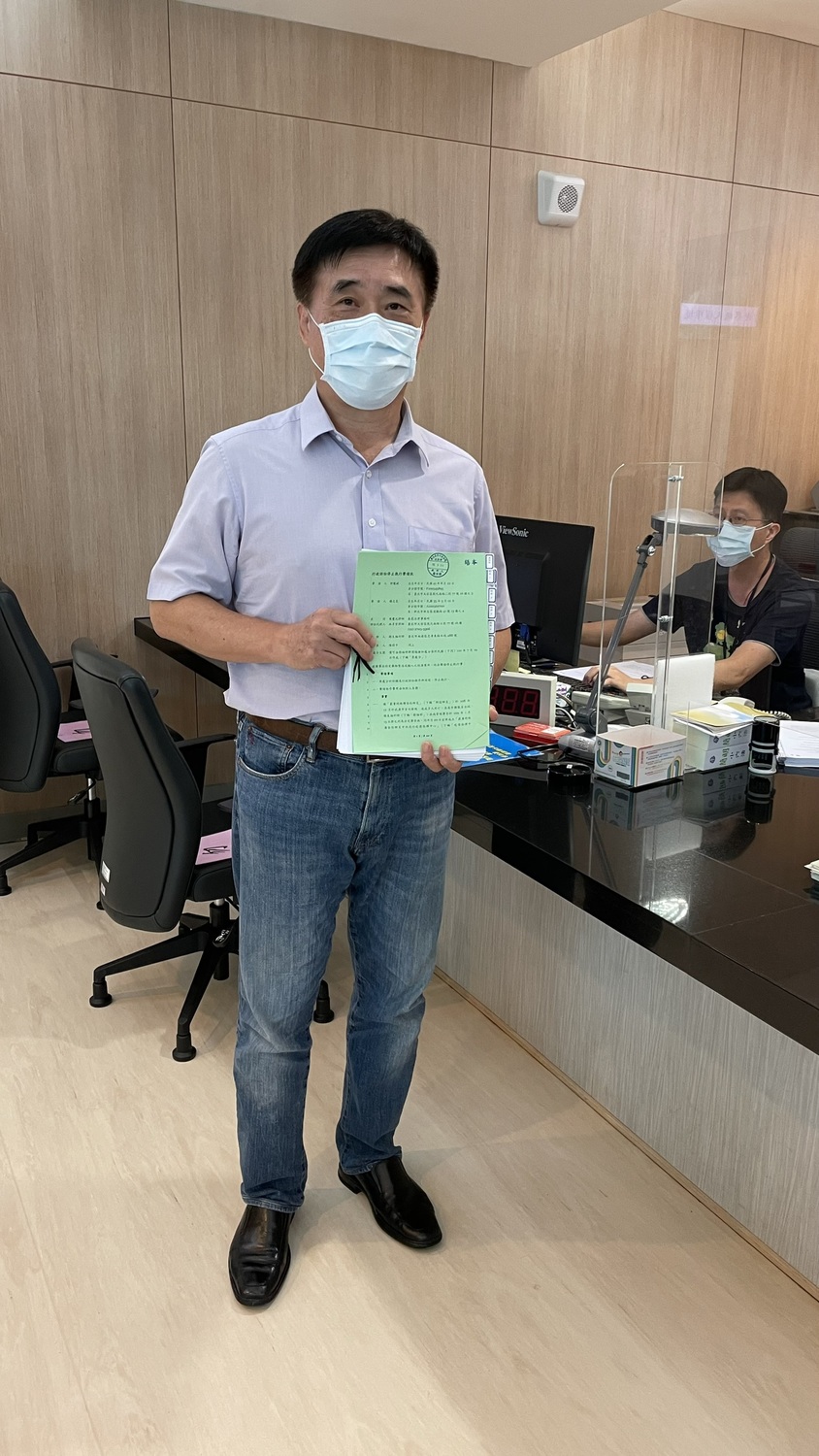 台北前市長郝龍斌赴台北高等行政法院遞狀，聲請停止執行衛福部對高端疫苗的緊急授權處分。 圖：郝龍斌辦公室/提供