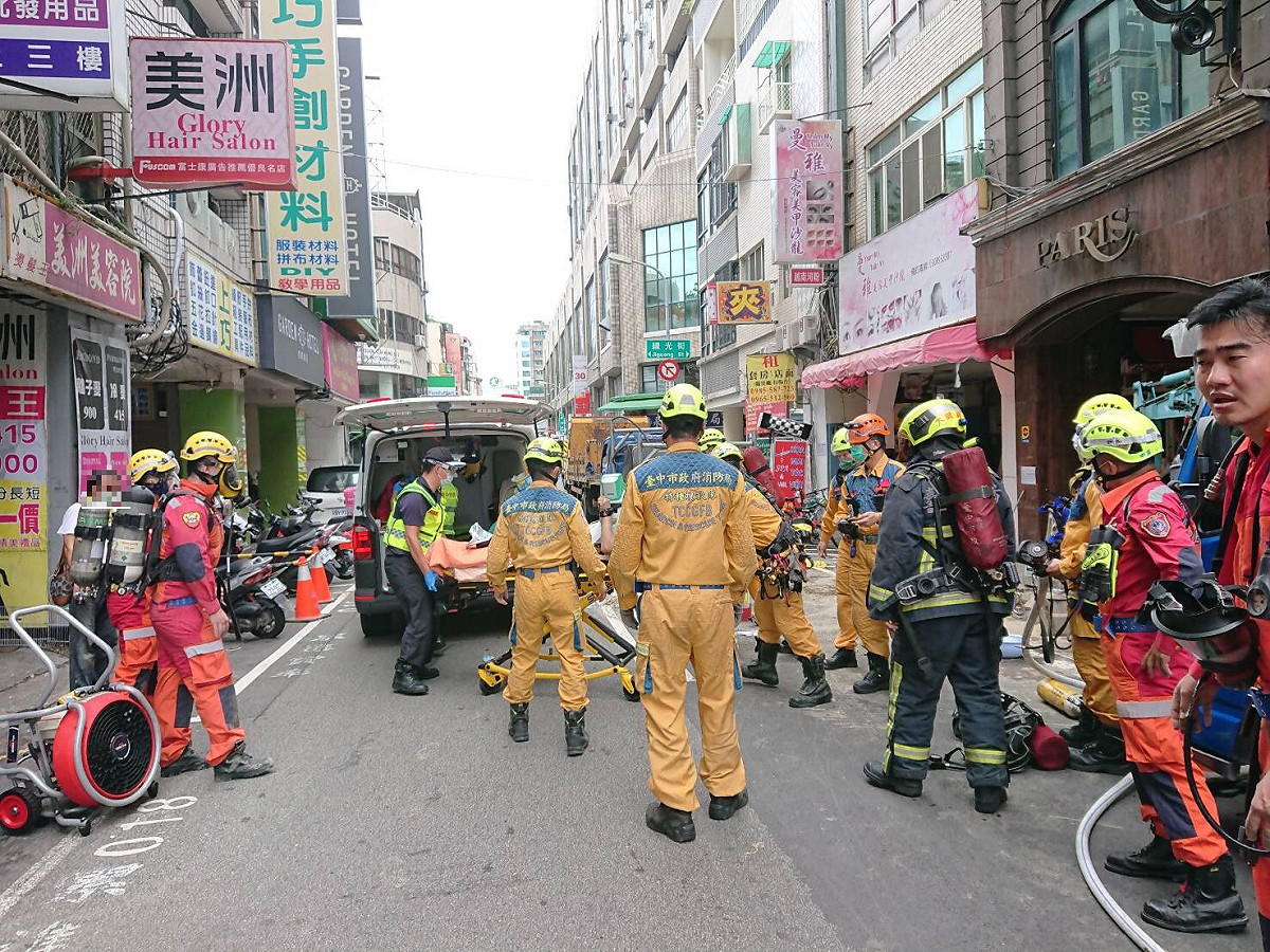 中市成功路施工意外，五人送醫急救。 圖:台中市消防局/提供
