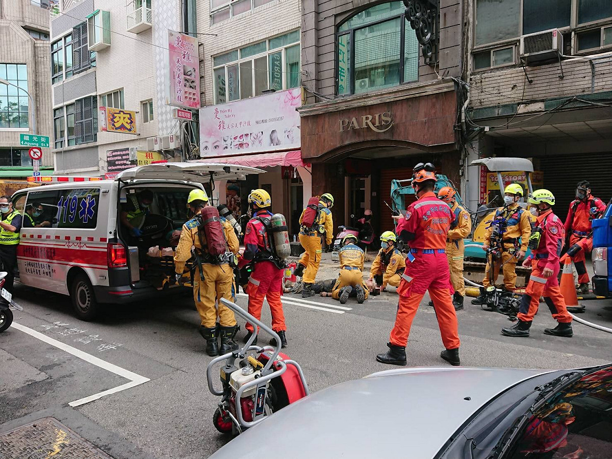 中市成功路施工意外，五人送醫急救。 圖:台中市消防局/提供