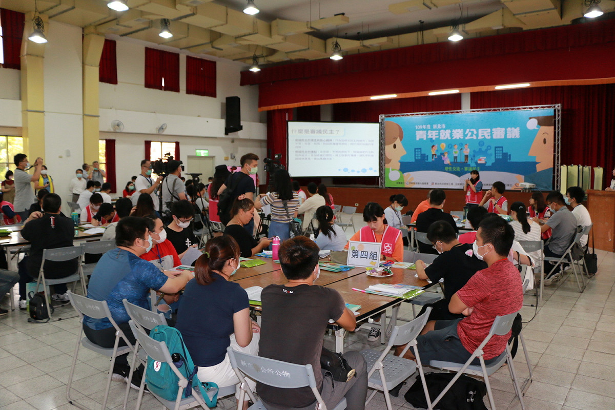 公民審議參與青年聆聽審議精神說明。 圖：新北市勞工局提供