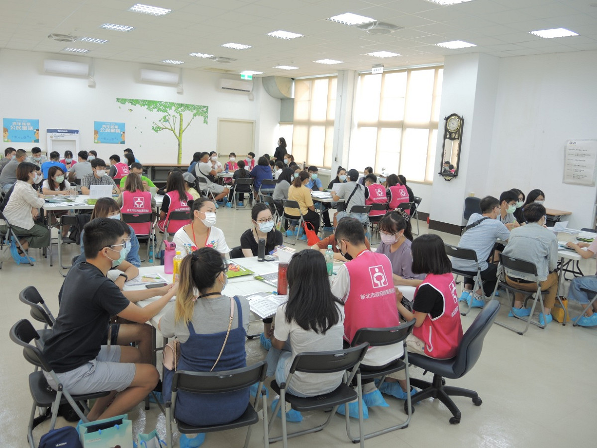 公民審議參與青年分組討論。 圖：新北市勞工局提供