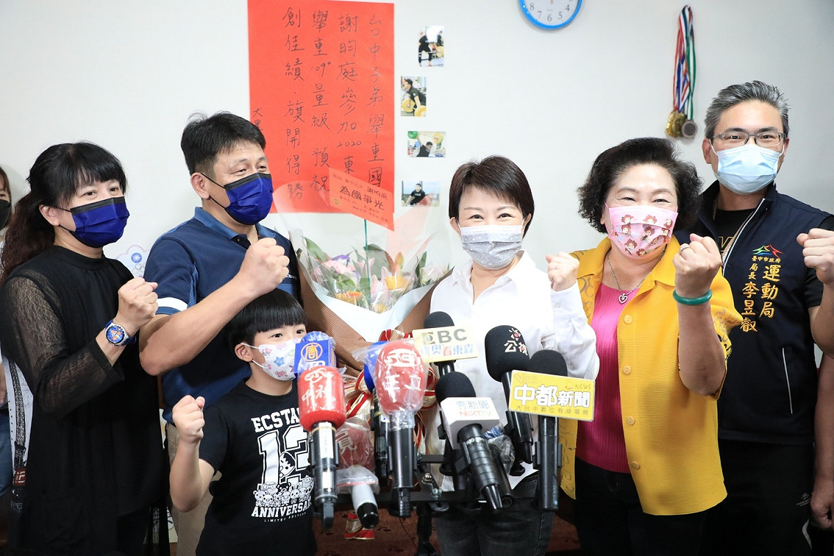 盧秀燕向台中奧運舉重選手謝昀庭家人致意。 台中市政府/提供
