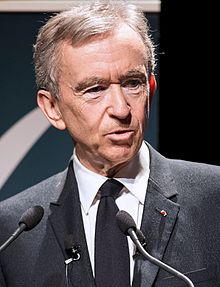 LV集團老闆阿諾特(Bernard Arnault)超越貝佐斯成為世界首富。 圖：翻攝自維基百科