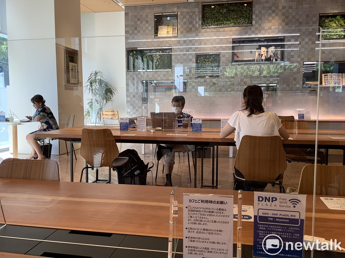 日本防疫，用大隔板徹底隔開，以及限制隔鄰位置使用，不吃不喝時戴好口罩是基本原則。 圖：劉黎兒攝