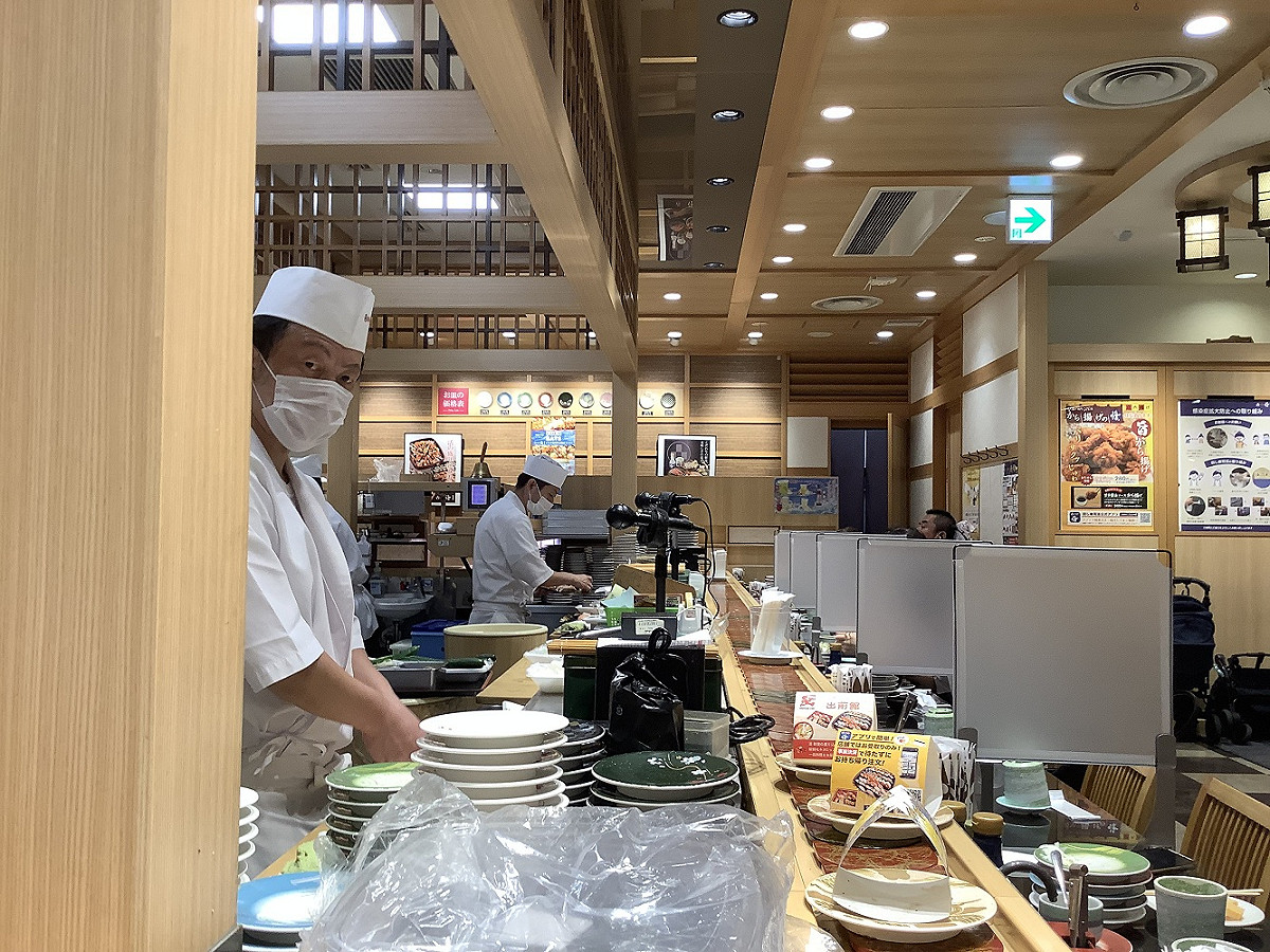 日本防疫，迴轉壽司不迴轉，改成電子點餐，每個座位都有隔板。 圖：劉黎兒攝