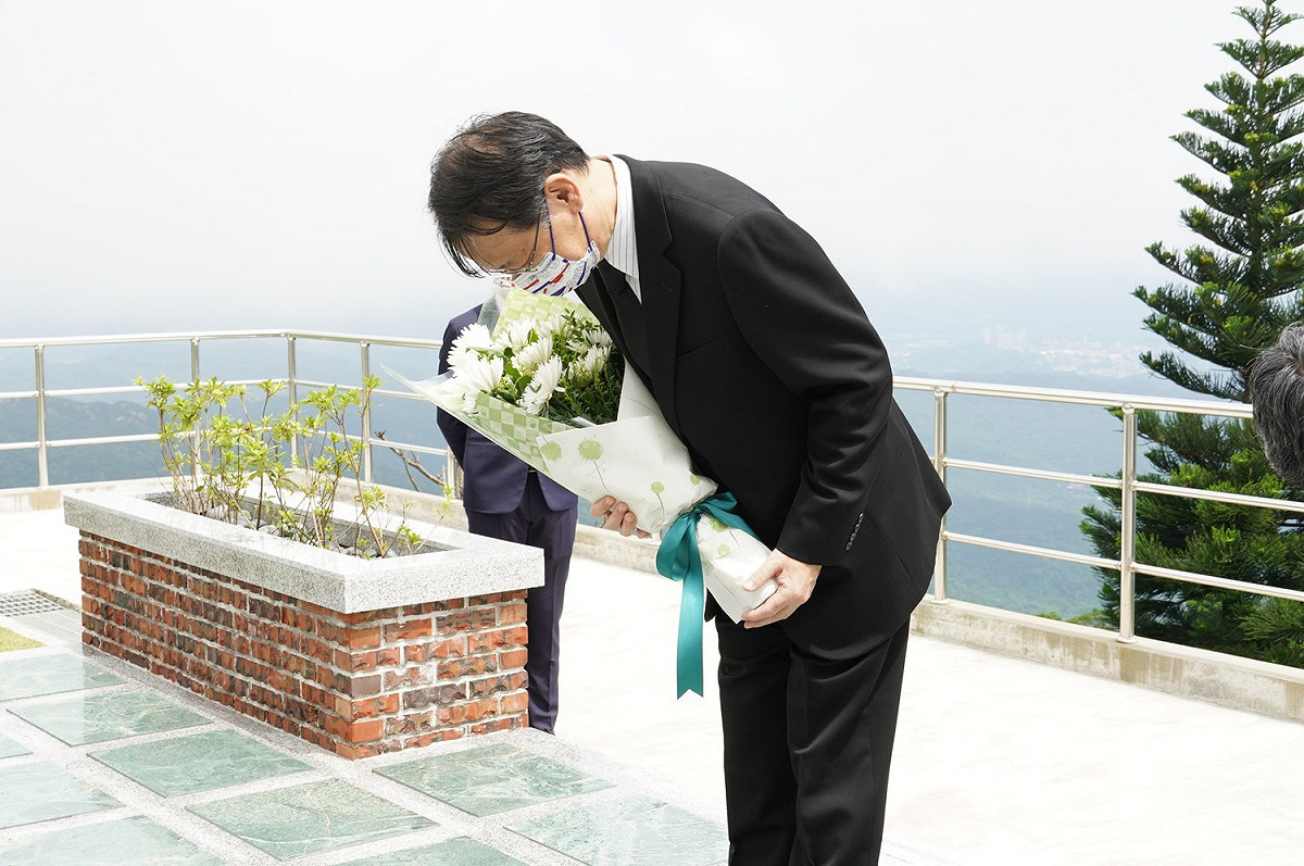 日本駐台代表泉裕泰今（4）前往前總統李登輝墓前追思、獻花。 圖：取自日台交流協會臉書