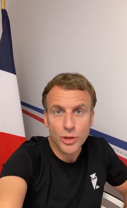 法國總統馬克宏(Emmanuel Macron)2日在TikTok和Instagram上發布一部自拍影片，呼籲年輕人施打疫苗，但網友關注的重點卻是馬克宏身上的T恤。 圖：翻攝自馬克宏Instagram