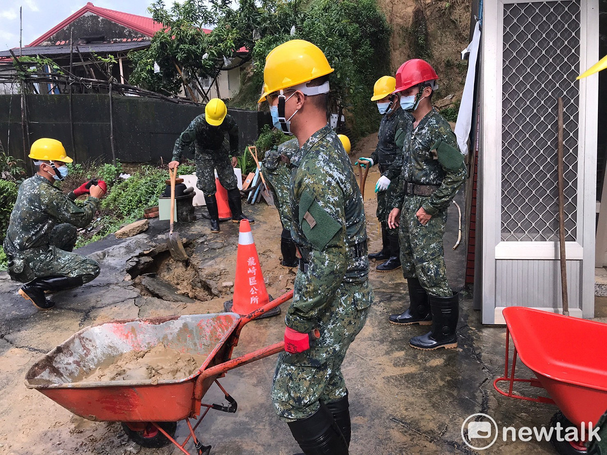 連日豪雨，造成龍崎地區多處土石崩塌，崎頂村更有十餘戶民宅，慘遭土石流侵入。立委王定宇今日邀集龍崎公所、砲訓部、第八軍團、後指部等軍方單位，前往現場協助居民整理家園。 圖：王定宇服務處提供