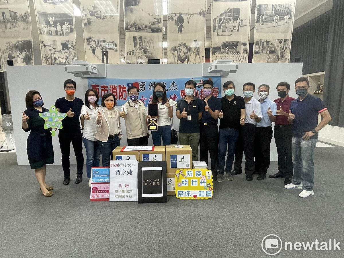抗疫女神賈永婕透過友人謝立韋護理博士得知到院前心肺功能停止（OHCA）病患如能即時執行氣管插管處置，將可有效提升患者存活率，因此捐贈8組影像式喉頭鏡予臺南市政府消防局。 圖：黃博郎／攝