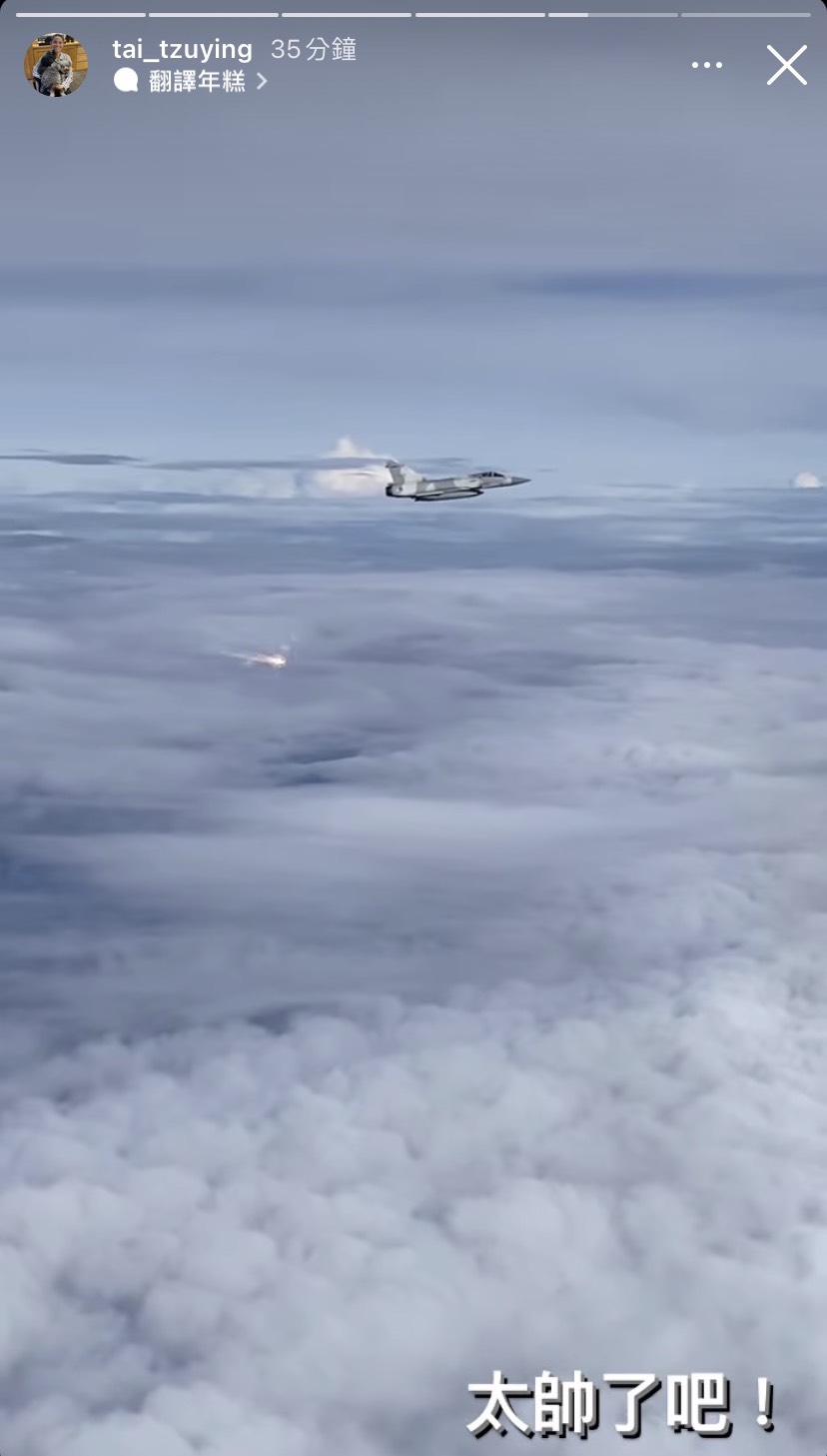 空軍指派幻象2000伴飛奧運英雄返台，並發射熱焰彈以示慶賀。 圖：翻攝自戴資穎IG