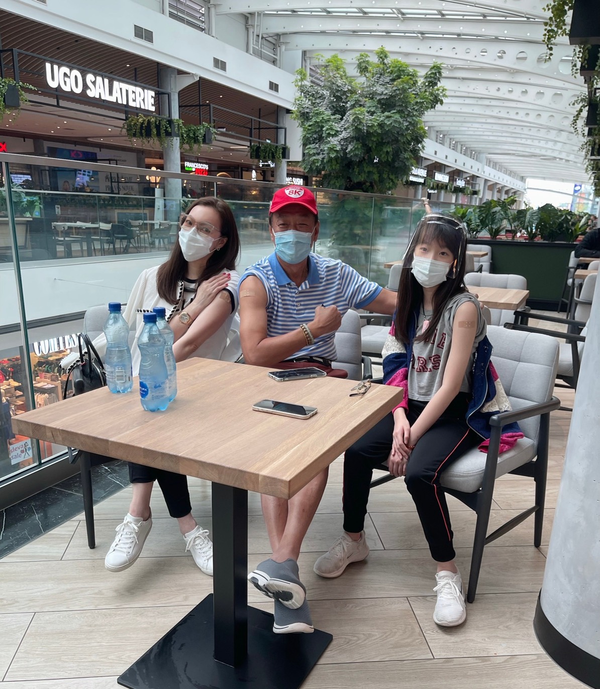 郭台銘（中）透露自己在捷克布拉格個務中心接種BNT疫苗。左為郭台銘妻子曾馨瑩。 圖：郭台銘提供