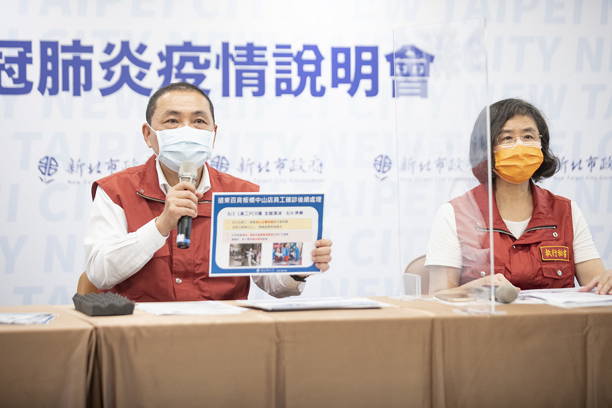 侯友宜說明新北市餐飲內用政策，若疫情發生大幅變化，「該收回來就收回來」。 圖：新北市政府提供