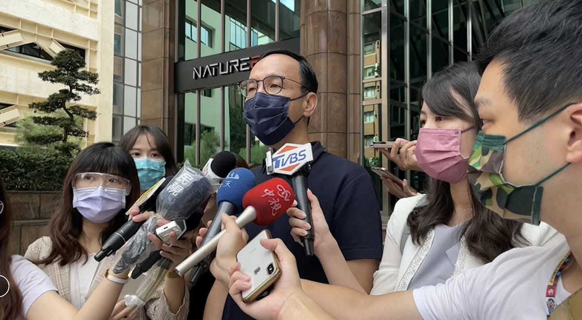 國民黨前主席朱立倫爆料國民黨智庫的最新政黨支持度民調數據。 圖：朱立倫辦公室/提供