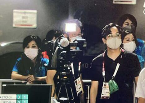 日本乒乓球名將伊藤美誠對陣韓國運動員比賽過程中，遭到媒體用攝影機打光燈干擾。 圖 : 日本NHK直播截圖