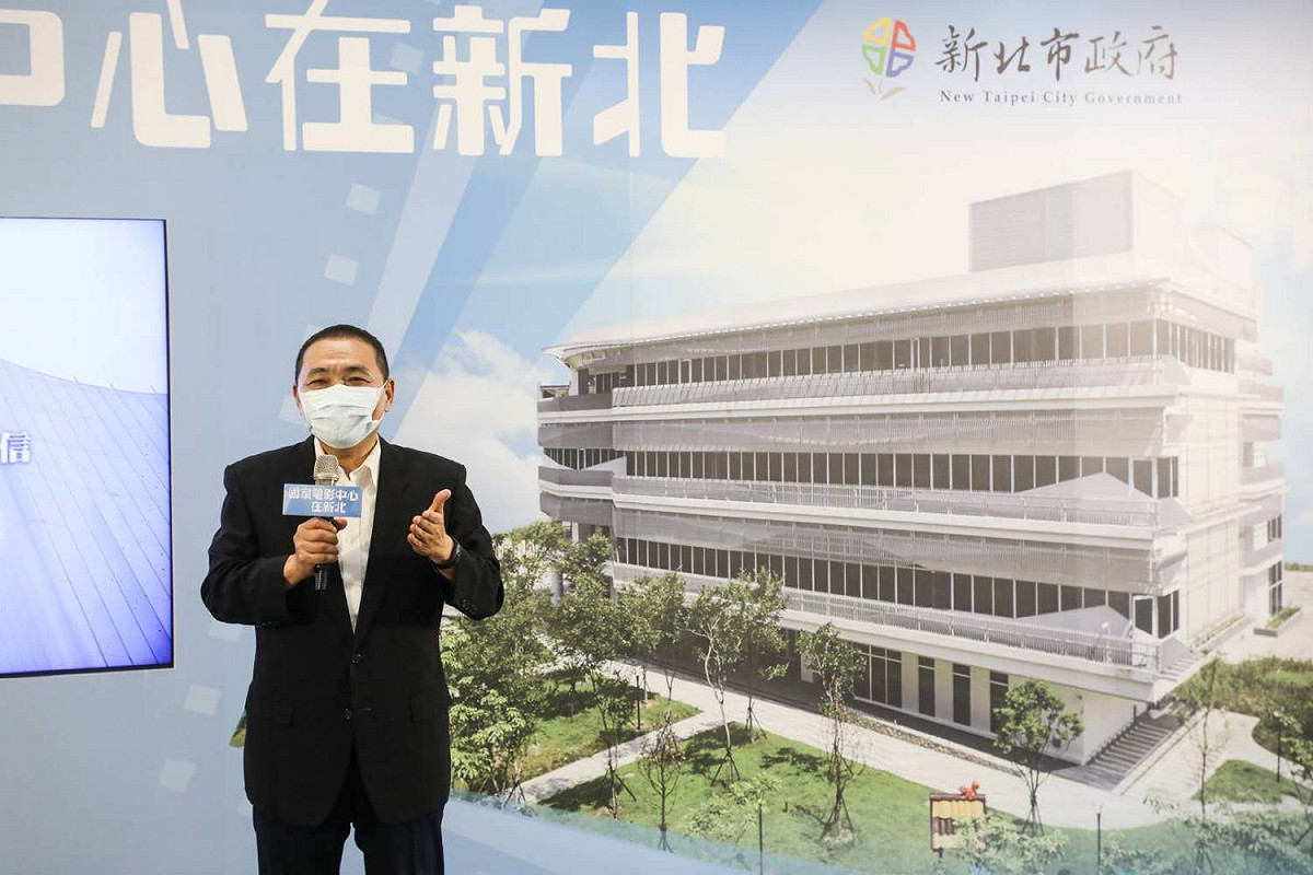 國家電影中心建築以「時間與空間的蒙太奇」為設計概念，影廳外牆金屬曲面造型象徵電影的未來與科技感，立面遮陽隔柵則象徵時間的流動與雕刻內部有豐富的設施。 圖：新北市新聞局提供