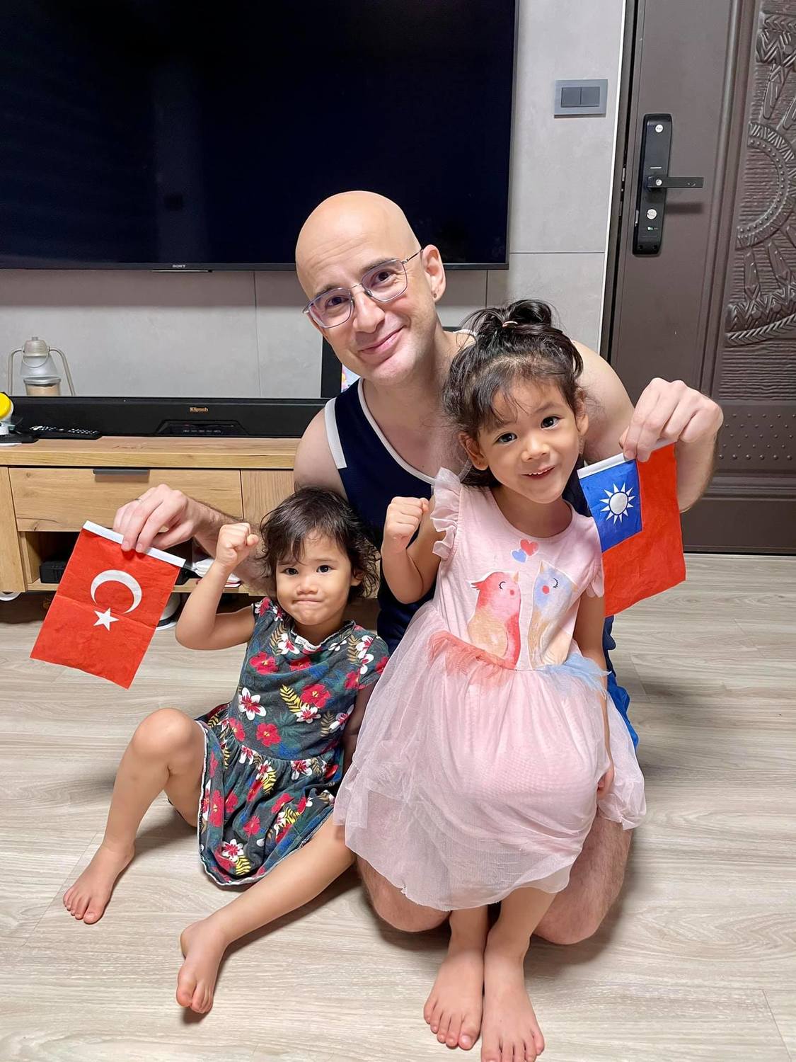 吳鳳與２個可愛女兒拿著台灣和家鄉土耳其的國旗幫選手們加油。 圖：翻攝自吳鳳臉書