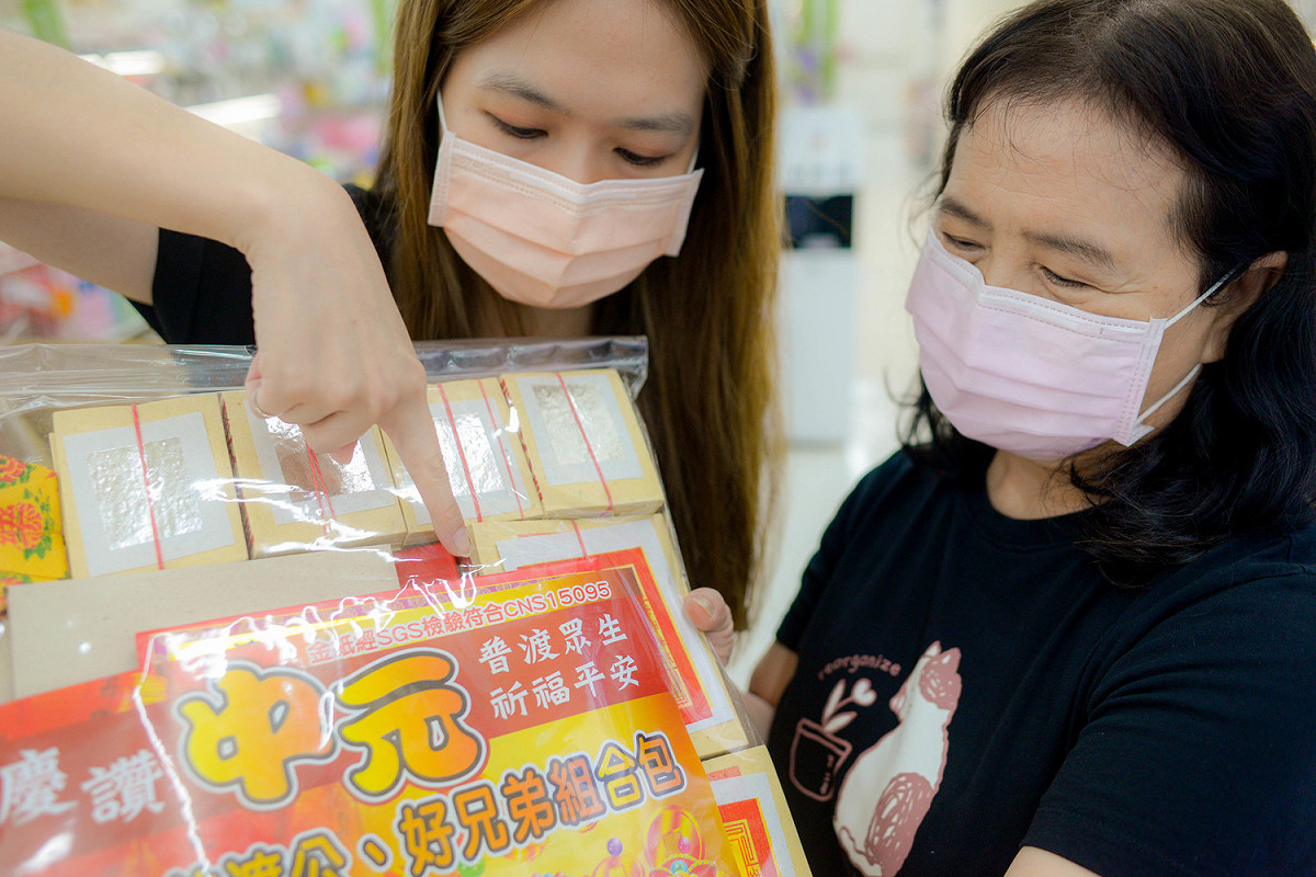 環保局表示，民眾可選購經檢驗符合國家標準(CNS)之金銀紙及香品，可有效減少對環境的影響。 圖：新北市環保局提供