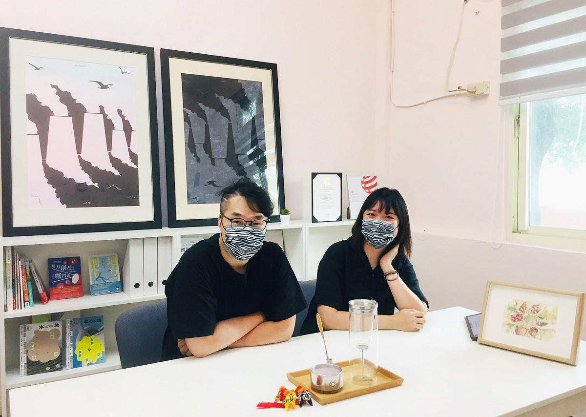 擁有產品開發與跨領域經驗的藝術家李秉勳，從自身創立工作室的經驗中，分享如何在商業與藝術之間尋找平衡(線上講堂側拍)。 圖：新北市文化局提供