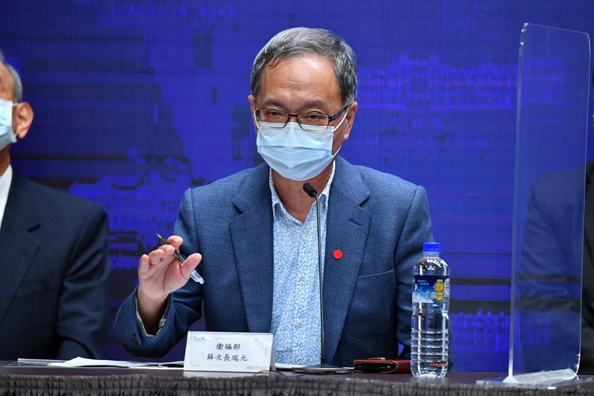 台灣已出現疫苗短缺的問題？衛福部次長薛瑞元今（5）日在行政院會後記者會中回答媒體記者問題時坦言，「我們必須要承認，目前存量似乎有所不足。」 圖：行政院提供