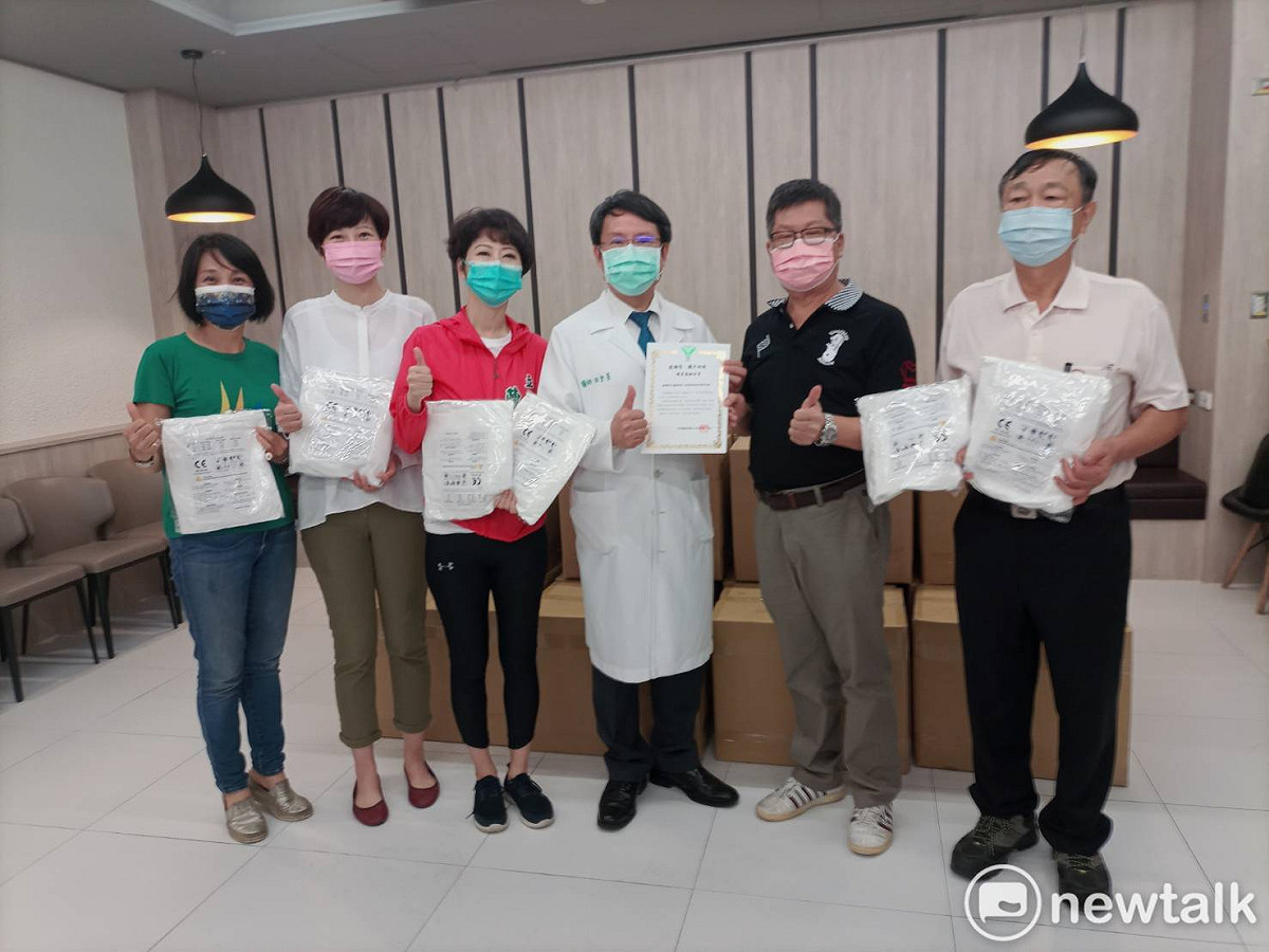 繼上月捐2000件防護衣挺醫護，立委陳亭妃、市議員陳怡珍今日再次結合宗教團體及暖心企業原班人馬捐3000件進階版兔寶寶防護裝給醫療量能負荷較重的成大及奇美醫院，希望醫護有更周密的安全防護，能無後顧之憂的執行防疫任務。 圖：立委陳亭妃服務處提供
