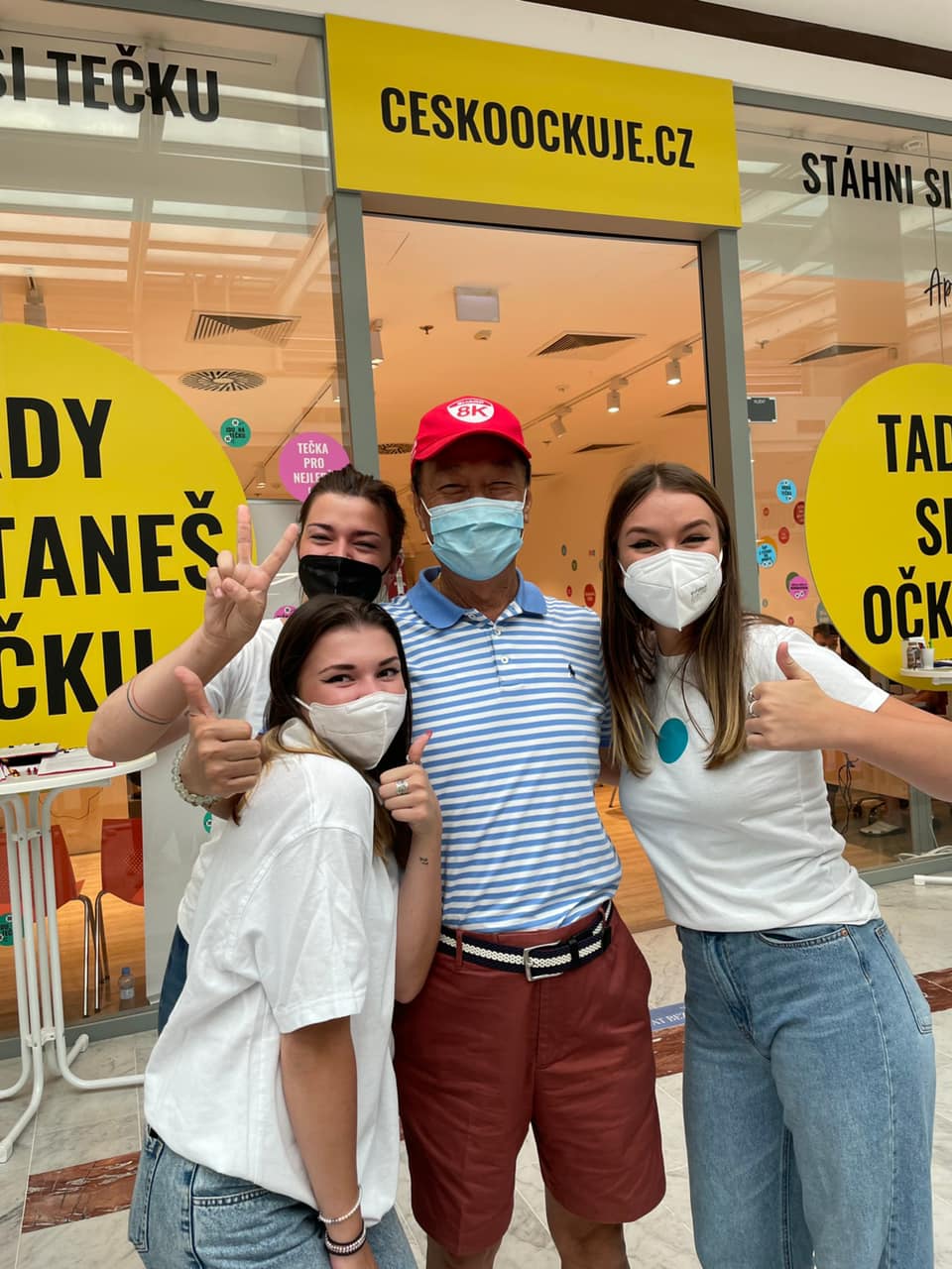 郭台銘認為在歐洲Shopping Mall接種疫苗，從接待的女士，到佈置的氛圍，都讓接種者的身/心都得到放鬆 圖：翻攝自郭台銘臉書專頁