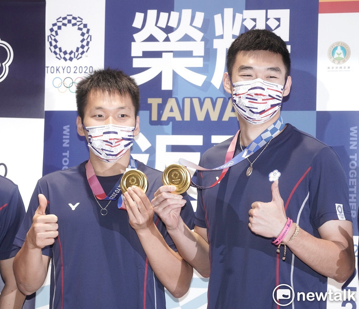 「麟洋配」奧運奪金，王齊麟（右）曾在直播上透露想代言「金牌配金牌」。 圖：張良一／攝