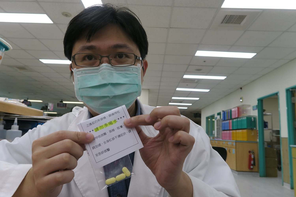 醫院派發衛教單給洗腎患者，一再提醒患者在打疫苗之後「請勿多喝水」。 圖：翻攝自衛生福利部彰化醫院臉書