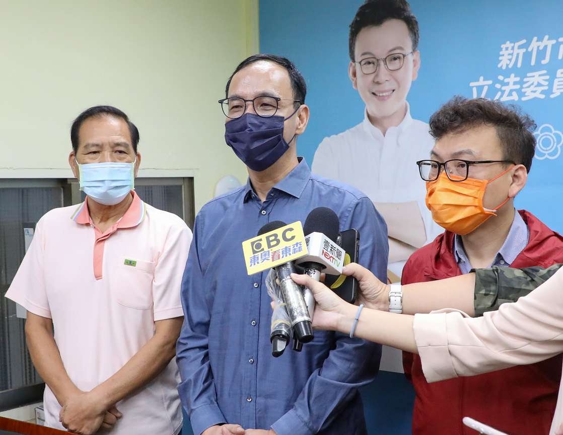 國民黨前主席朱立倫（中）赴新竹拜會地方人士。 圖：朱立倫辦公室/提供