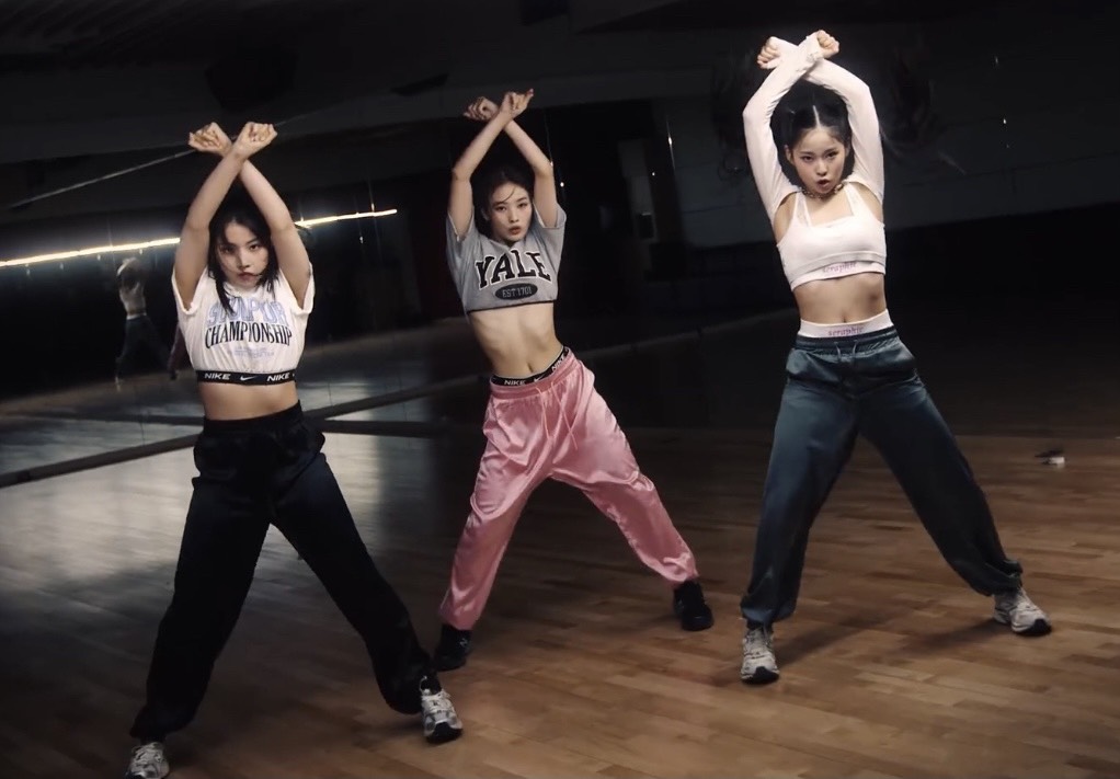 JYP首度公開新女團中的三位「舞蹈擔當」成員。 圖：翻攝自YOUTUBE