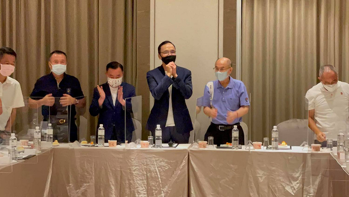 朱立倫真的當選黨主席之後，就很可能開始必須面對上述這些人的政治挑戰，他們的個人風格與政治能力都是朱立倫難以對抗的「政治天敵」，若朱立倫與他們「各有心結」而無法有效整合並團結一致對外，恐怕就是朱立倫政治惡夢的開始，也就當然註定了「未戰先敗」的政治下場了！ 圖：取自朱立倫臉書