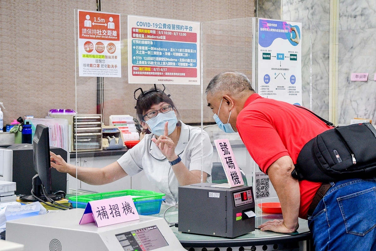 桃園市各農漁會協助服務民眾疫苗意願登記及預約接種。 圖：桃園市政府／提供